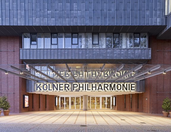 Eingang der Kölner Philharmonie © Guido Erbring